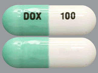 Esto es un Cápsula imprimido con DOX en la parte delantera, 100 en la parte posterior, y es fabricado por None.
