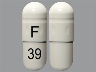 Esto es un Cápsula imprimido con F en la parte delantera, 39 en la parte posterior, y es fabricado por None.