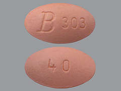 Esto es un Tableta rosa claro oval imprimido con logo and 303 en la parte delantera, 40 en la parte posterior, y es fabricado por PURACAP LABORAT.