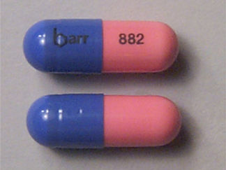 This is a Capsule imprinted with barr on the front, 882 on the back.