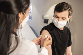Profesional médico administrando una vacuna