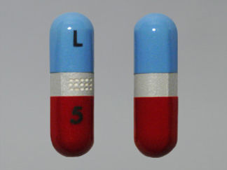 Esto es un Tableta imprimido con L  5 en la parte delantera, nada en la parte posterior, y es fabricado por None.