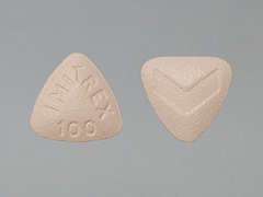 Esto es un Tableta rosado triangular imprimido con IMITREX  100 en la parte delantera, logo en la parte posterior, y es fabricado por GLAXOSMITHKLINE.