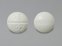 Esto es un Tableta blanco redondo imprimido con 25  102 en la parte delantera, JACOBUS en la parte posterior, y es fabricado por WESTMINSTER PHA.