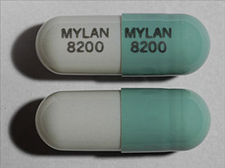 Esto es un Cápsula LP Pellets 24 Hr imprimido con MYLAN 8200 en la parte delantera, MYLAN 8200 en la parte posterior, y es fabricado por None.
