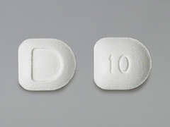 Esto es un Tableta blanco D imprimido con D en la parte delantera, 10 en la parte posterior, y es fabricado por SANDOZ.