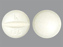 Esto es un Tableta blanco redondo imprimido con N  135 en la parte delantera, nada en la parte posterior, y es fabricado por NOVITIUM/ANI PH.