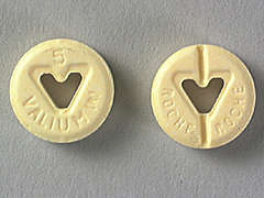 Esto es un Tableta amarillo redondo imprimido con 5  VALIUM en la parte delantera, ROCHE  ROCHE en la parte posterior, y es fabricado por GENENTECH/WAYLI.
