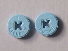 Esto es un Tableta azul redondo imprimido con 1  KLONOPIN en la parte delantera, ROCHE en la parte posterior, y es fabricado por ROCHE LABS..