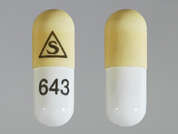 Tacrolimus: Esto es un Cápsula marfil oblongo imprimido con logo en la parte delantera, 643 en la parte posterior, y es fabricado por SANDOZ.