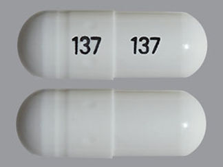 Esto es un Cápsula imprimido con 137 en la parte delantera, 137 en la parte posterior, y es fabricado por None.