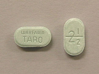 Esto es un Tableta imprimido con 2 1/2 en la parte delantera, WARFARIN  TARO en la parte posterior, y es fabricado por None.
