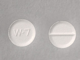 Esto es un Tableta imprimido con W-7 en la parte delantera, nada en la parte posterior, y es fabricado por None.