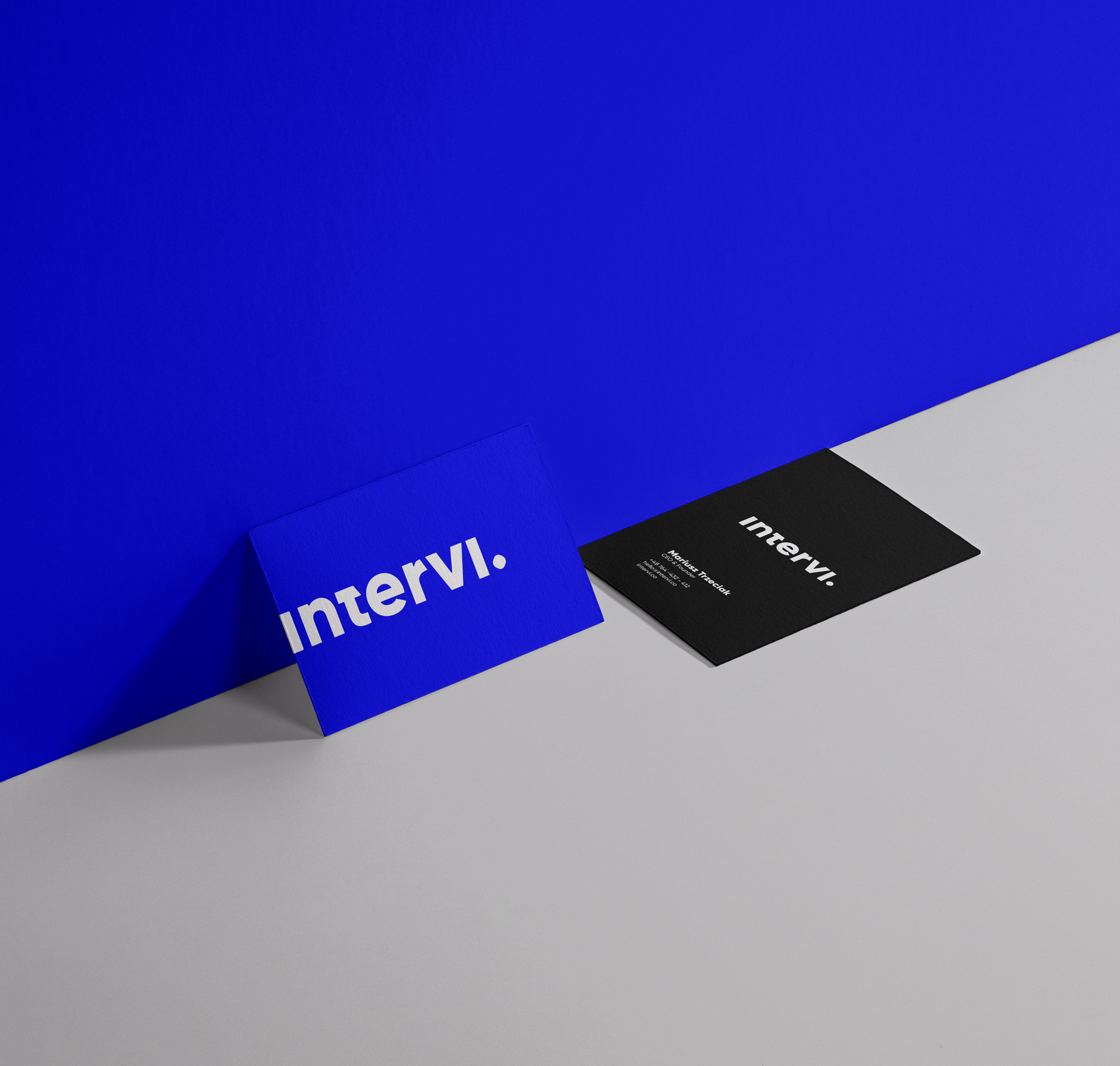 Grafika z niebieską i czarną ulotką Intervi