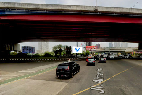 PEREMPATAN LAMPU MERAH JL. AHMAD YANI, BEKASI