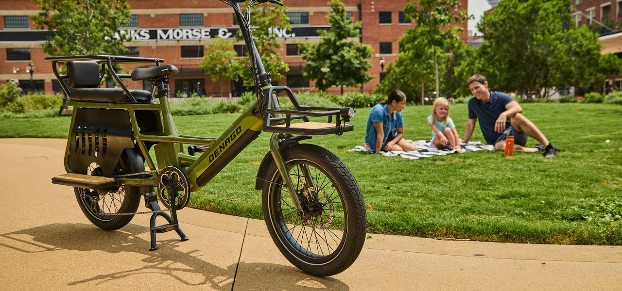 a green bike parked on a sidewalk in front of a building