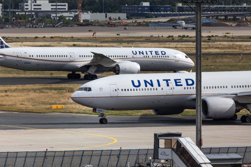 buy united airlines stock as american airlines cut outlook