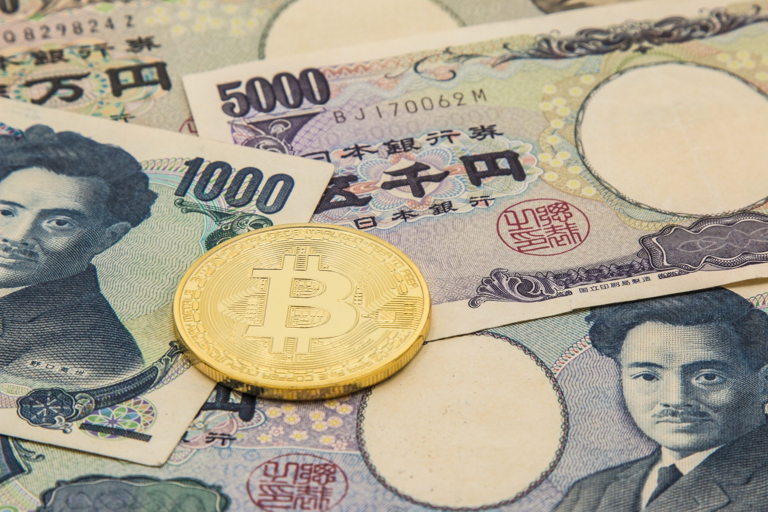 Bitcoin on top of Japanese bank notes.
