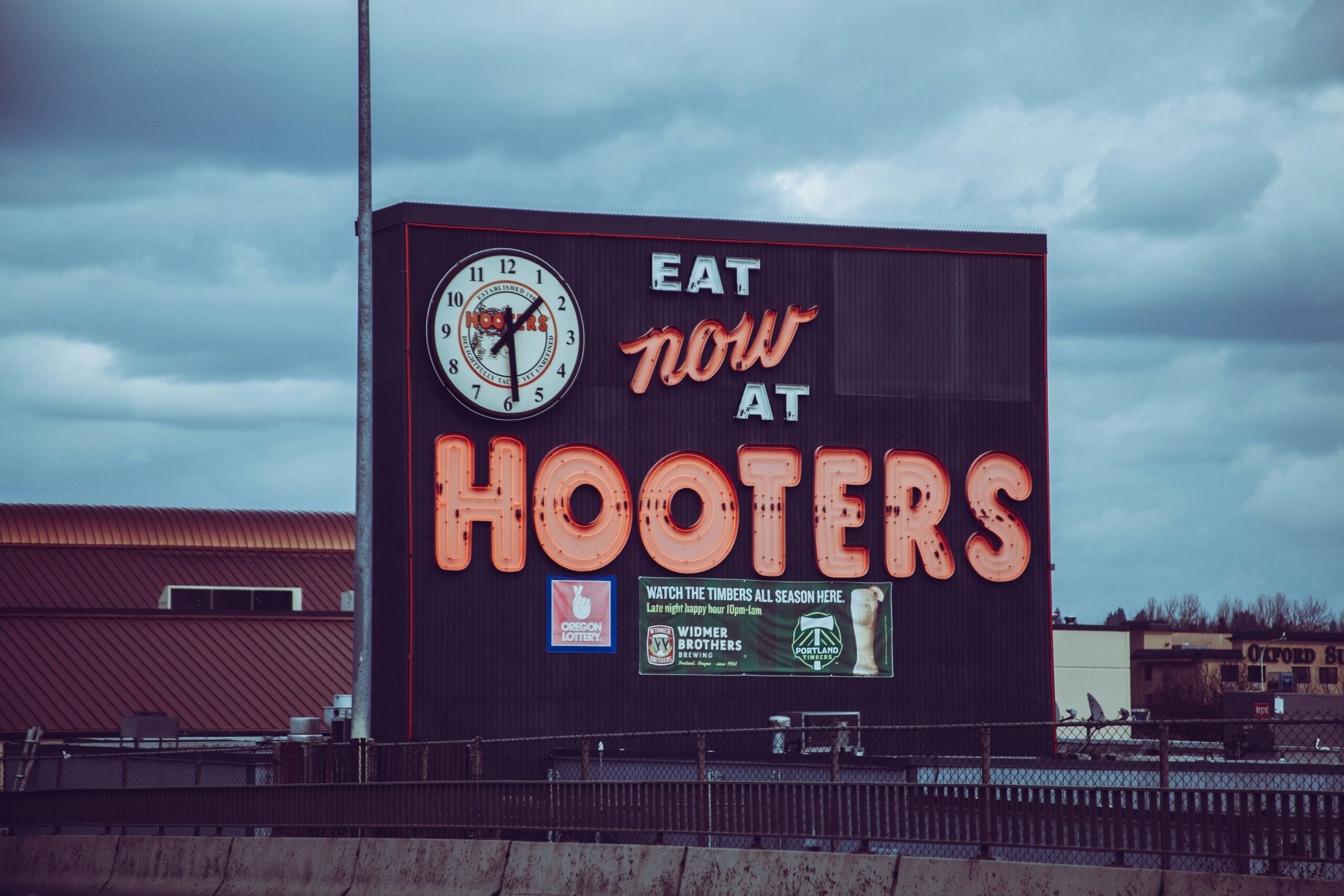 hooters bikini night, hooters restaurants closing, hooters files bankruptcy