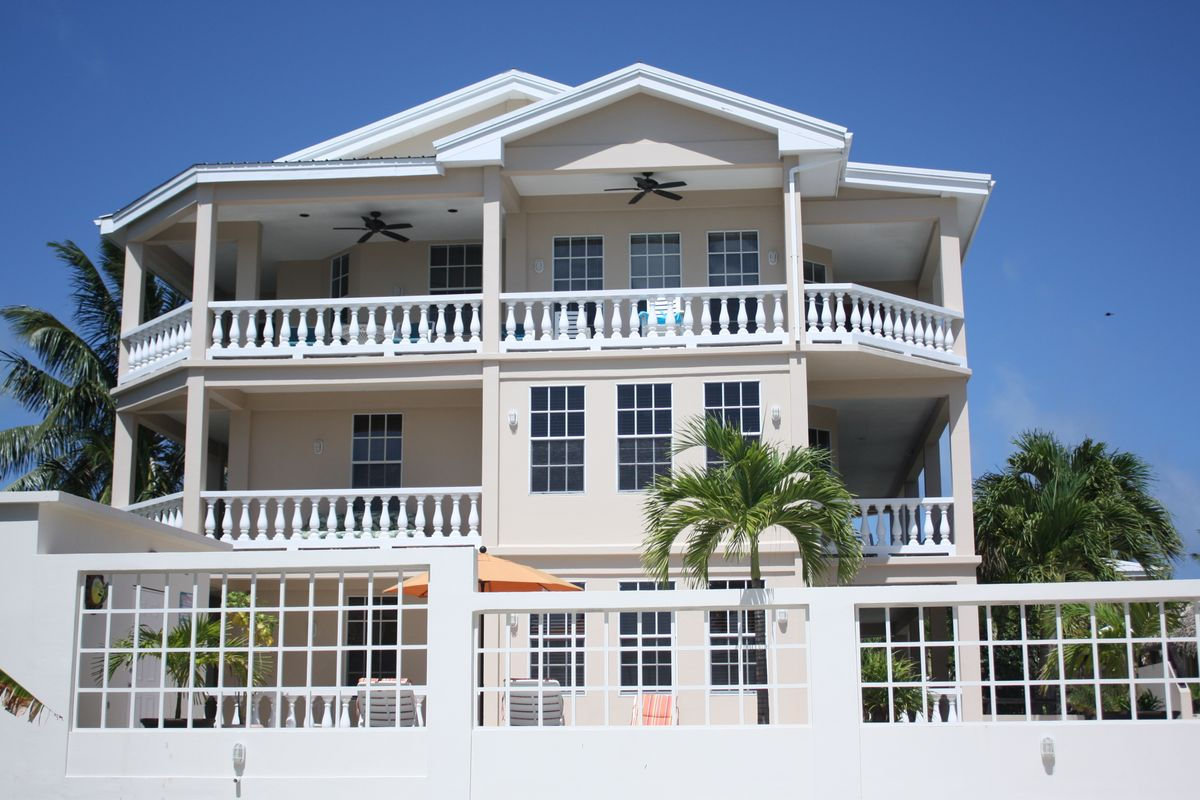 overview of Iguana Reef Inn