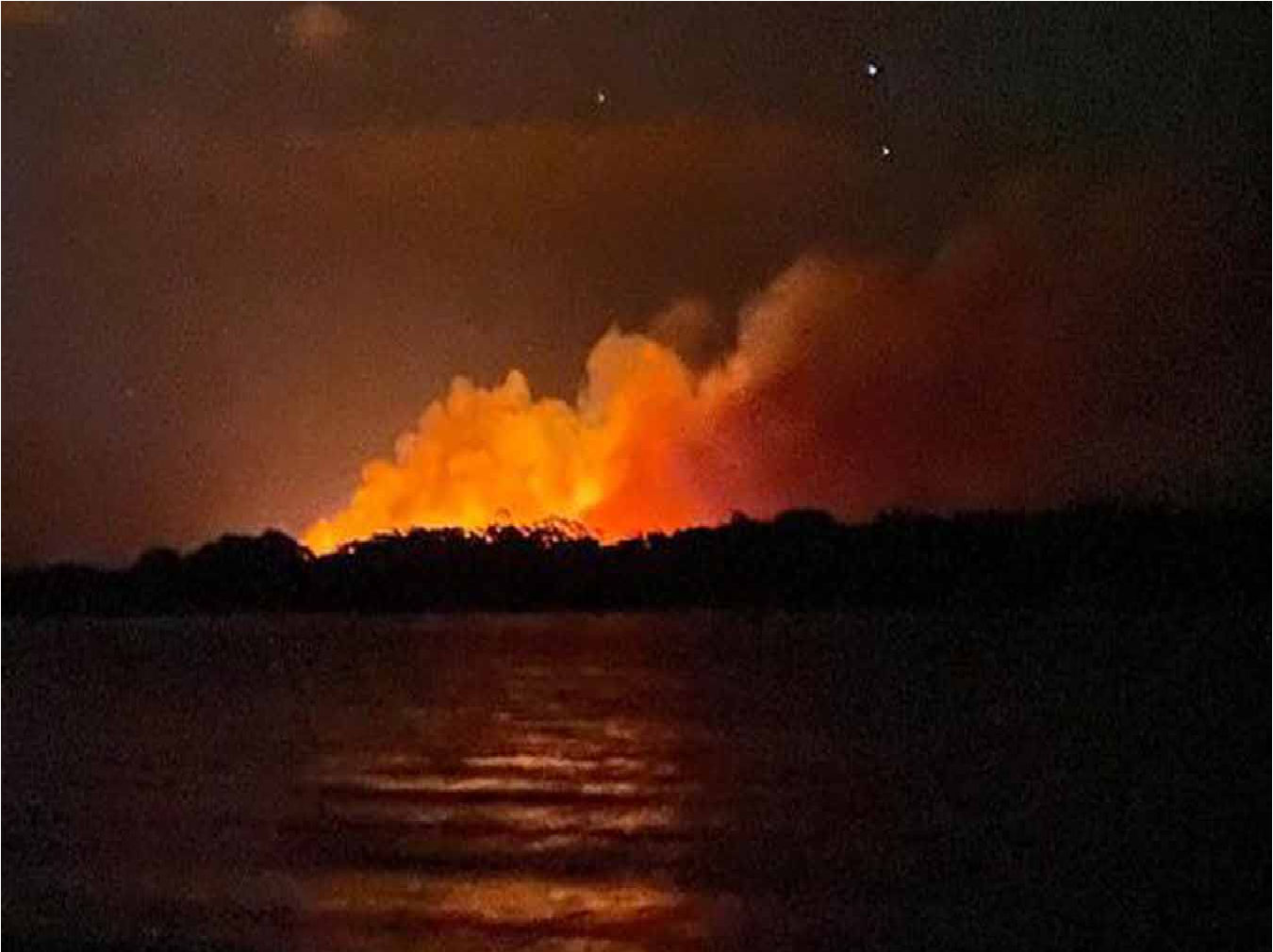 Bushfire risk intensifies for north-east Tasmanian towns, with Dolphin Sands locals allowed back