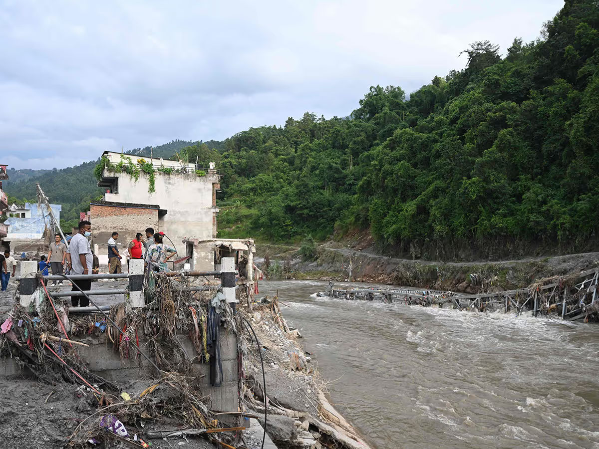 Nepal Flood Crisis Deepens as Death Toll Nears 800 and Thousands Remain Missing