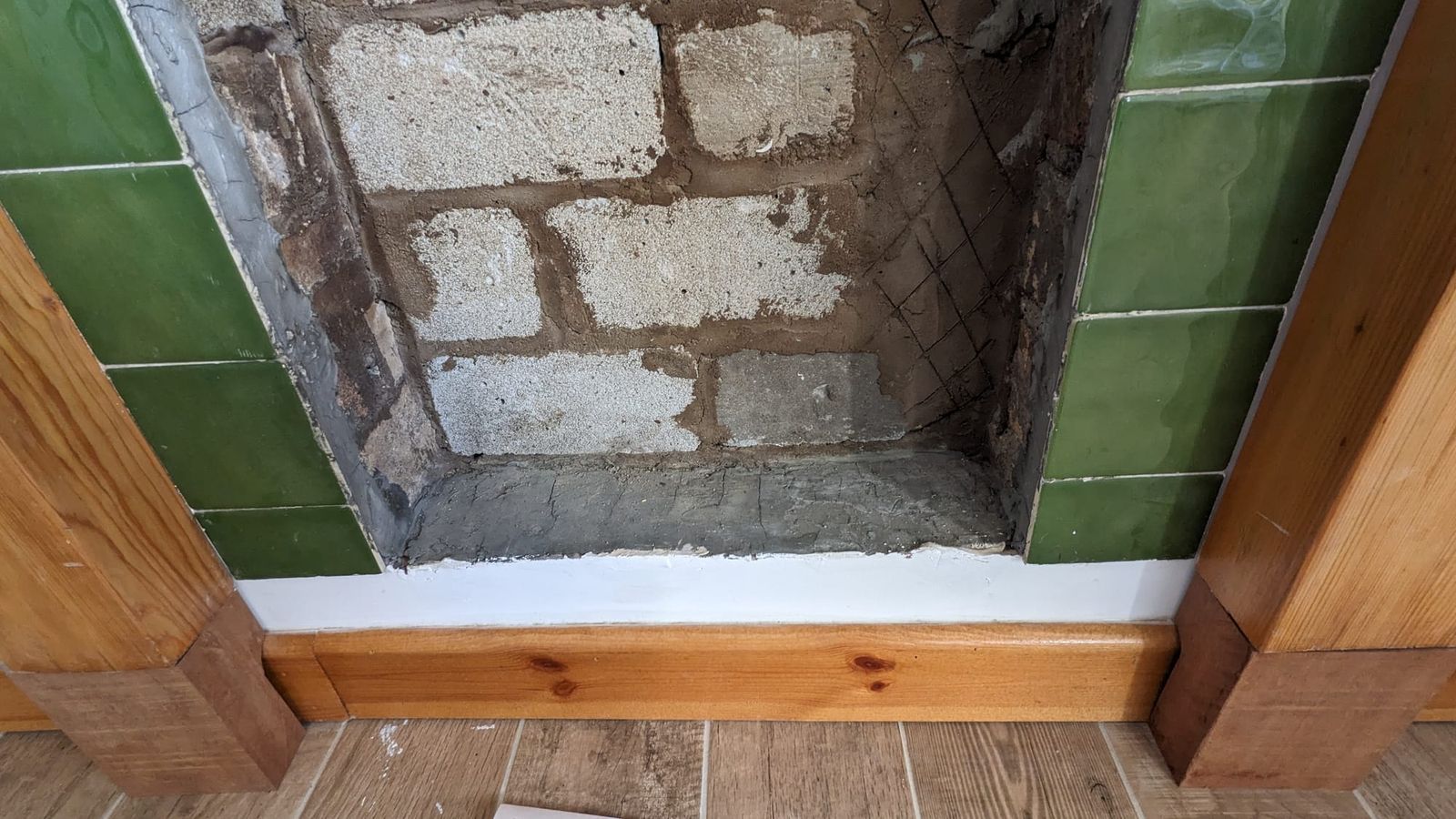 Supports for mantlepiece