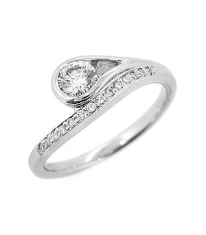 Single stone diamond solitaire ring with diamond shoulders in 18 ct white gold