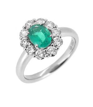 Oval emerald and diamond cluster ring in 18 ct white gold