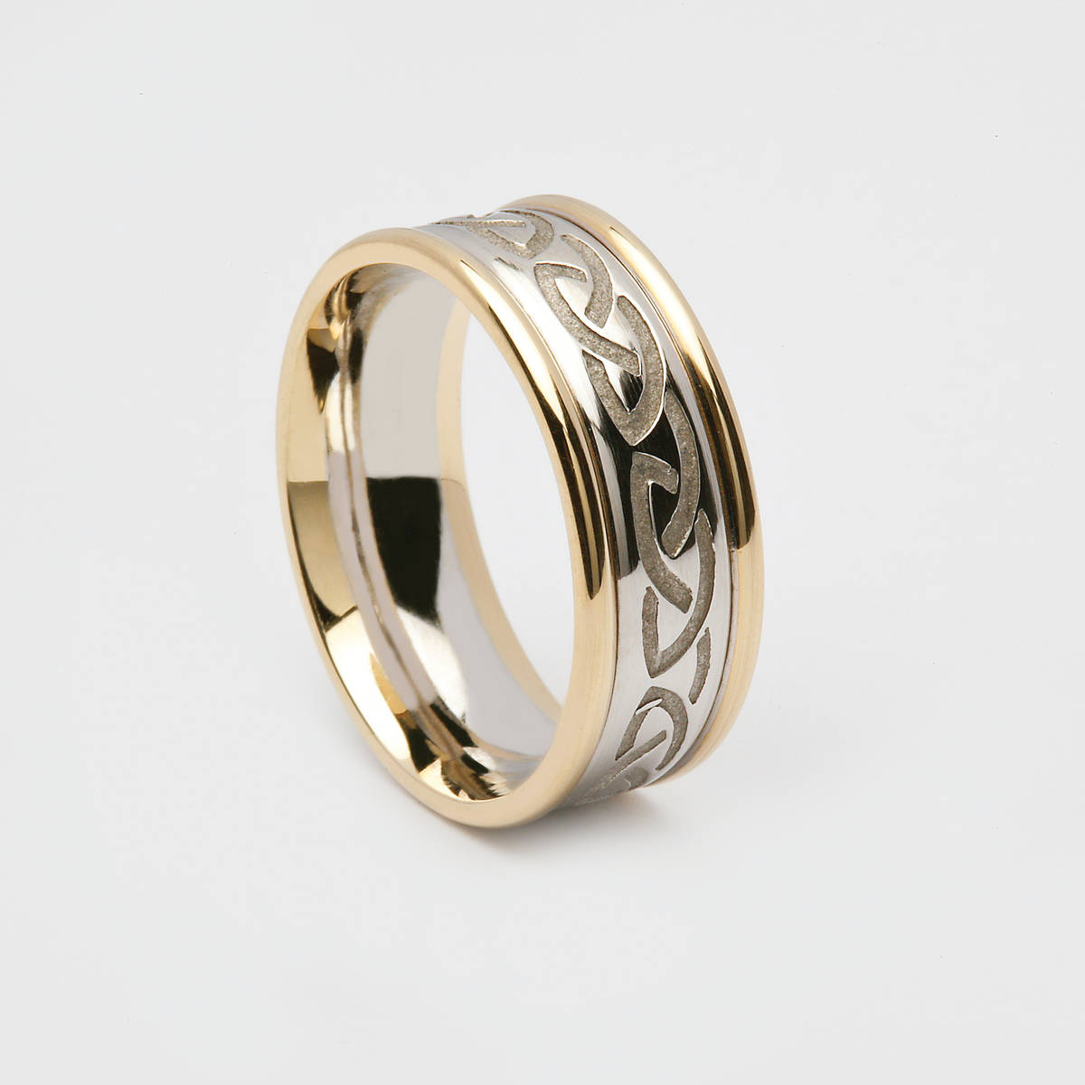 18ct gold Gents Wedding Band with heavy recessed white gold Celtic Knot design centre and yellow gold heavy rims.

Width: 8.7mm
Profile: Court (Inner Shank Convex Comfort Fit)