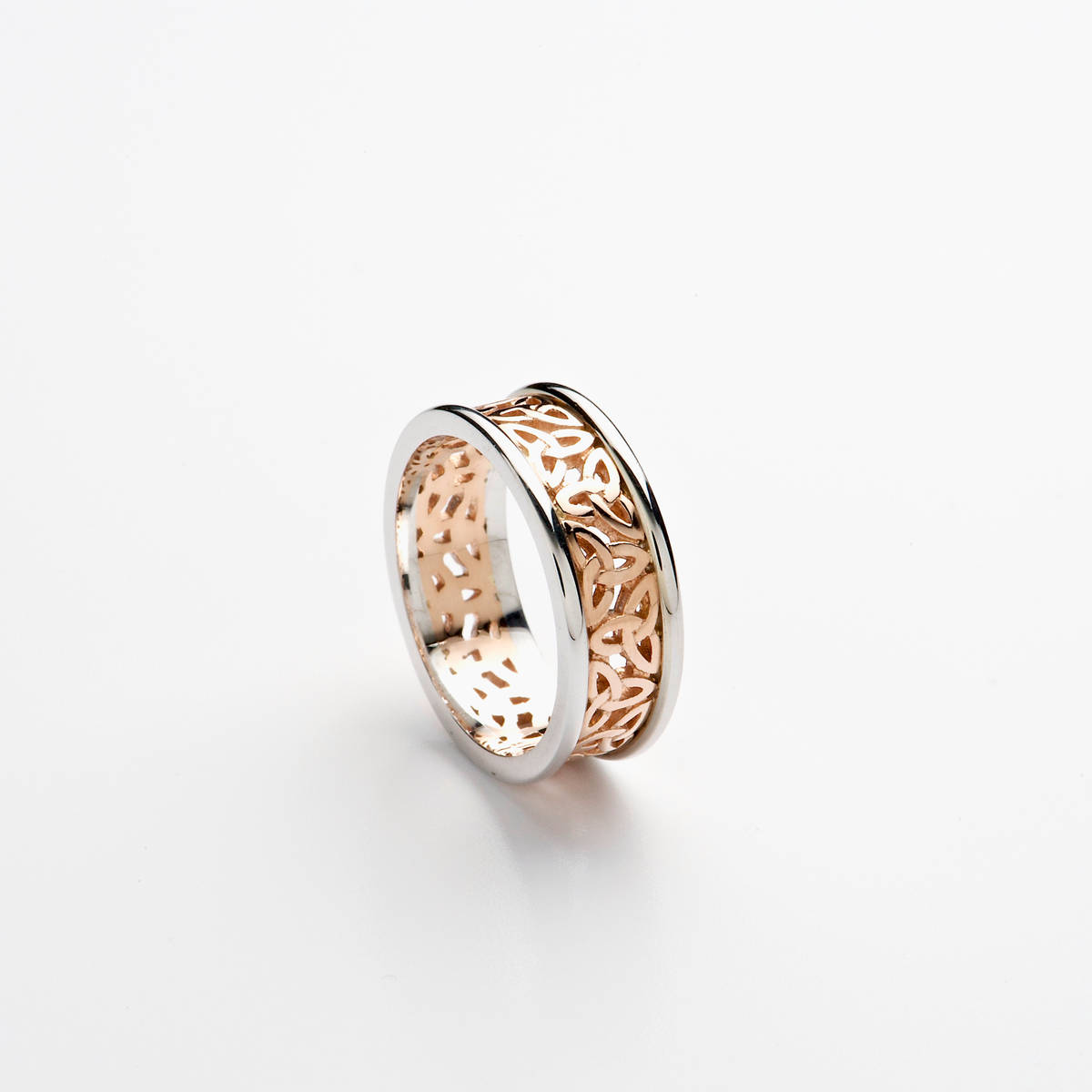 14ct rose gold ladies wedding band with light rose gold open Trinity Knot centre, and white gold heavy rims. 

Fit: Universal comfort
Width: 7.2 mm
Profile: D-Shape