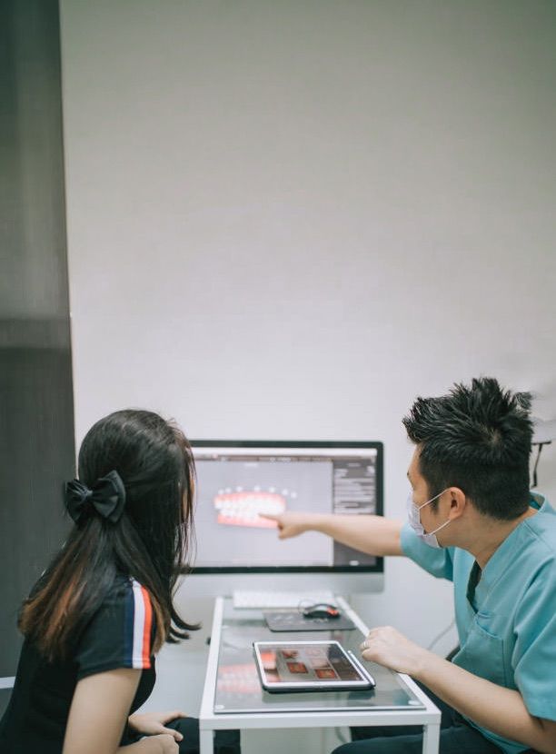 dentist-reviewing-scan