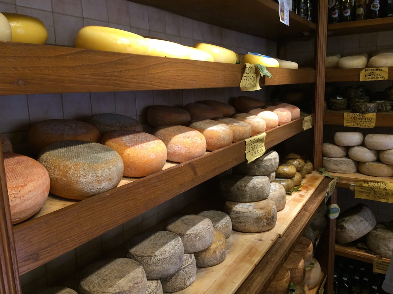 Espositore di Pecorini a Pienza