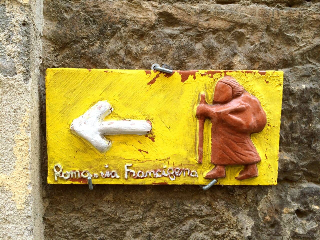 Maiolica raffigurante un pellegrino sulla via Francigena