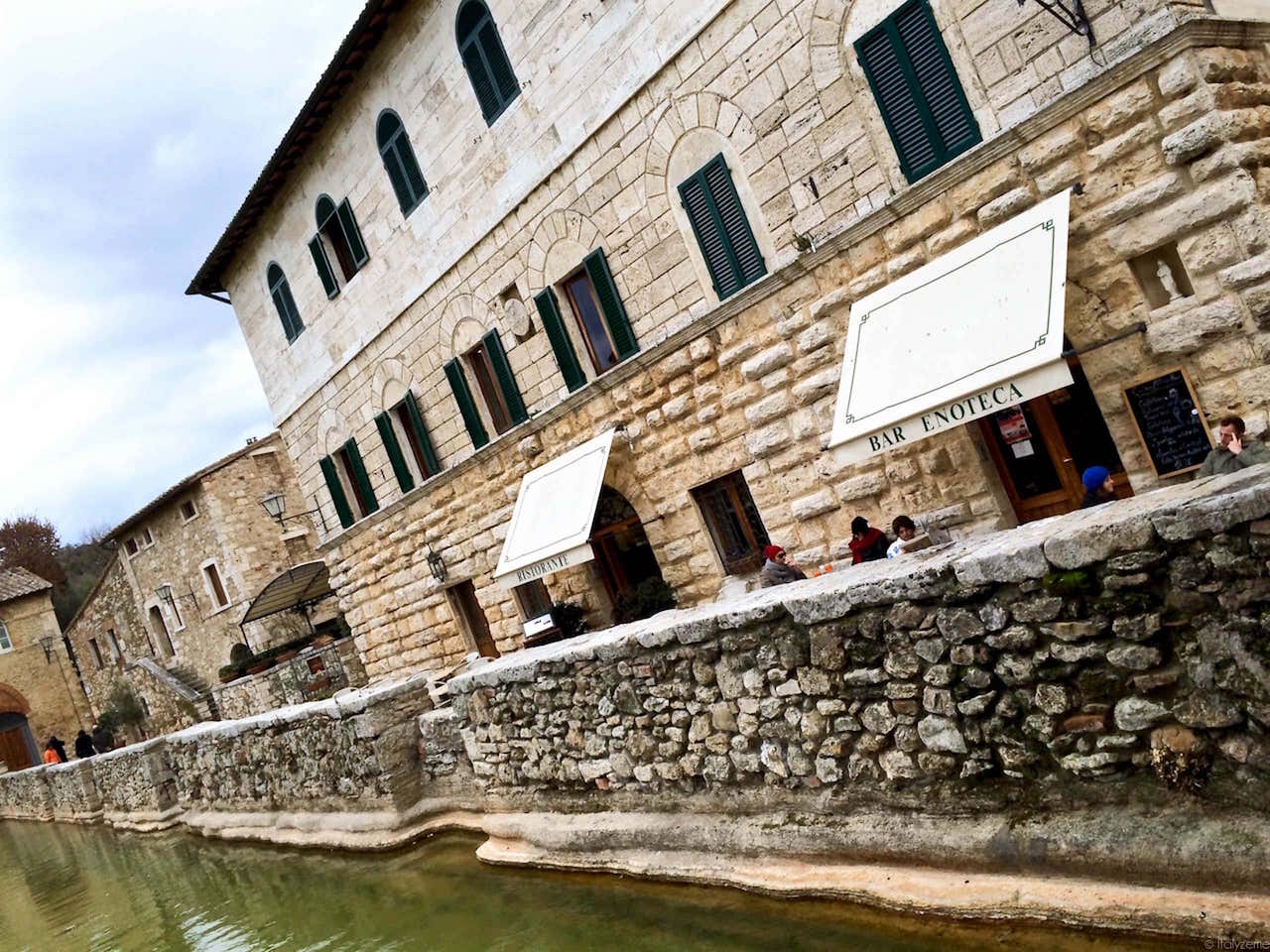 Edifici che si affacciano sulla vasca nella Piazza centrale di Bagno Vignoni