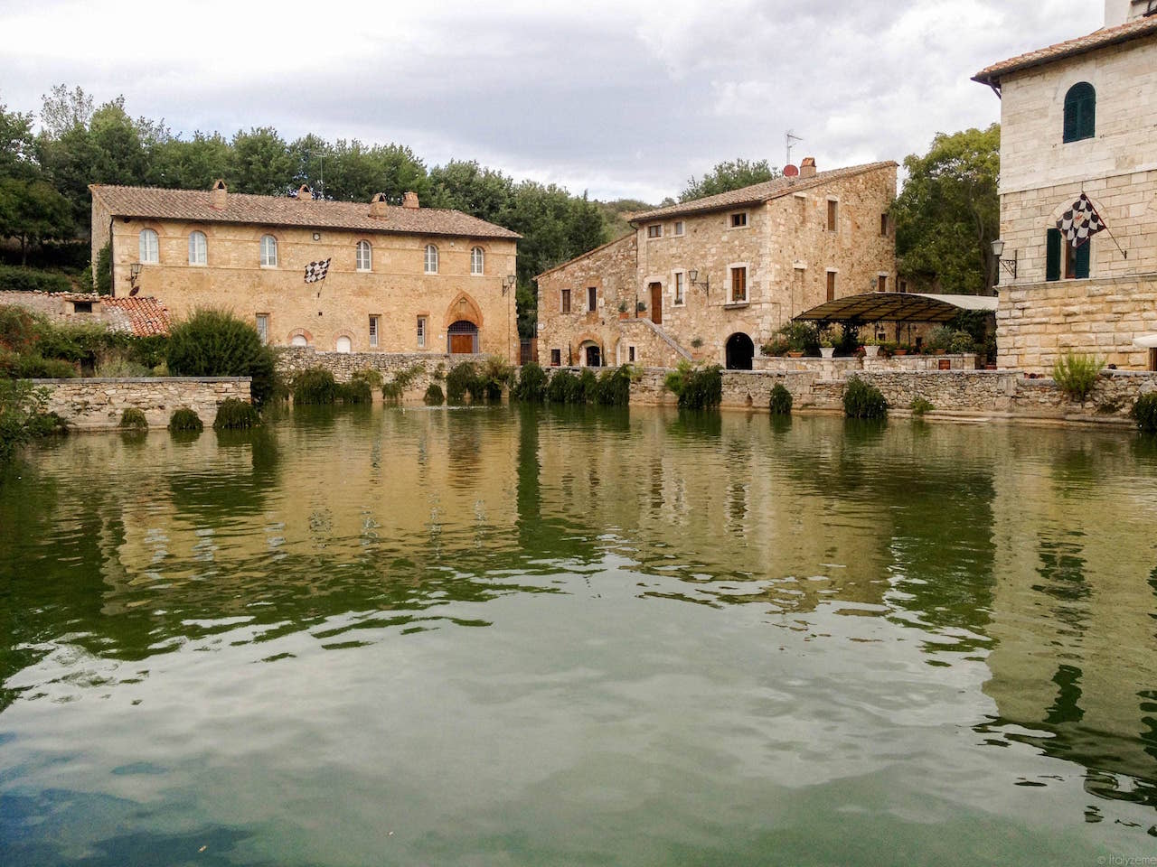 Il cuore del piccolo borgo di Bagno Vignoni non è una piazza ma una vasca rettangolare di acqua termale!