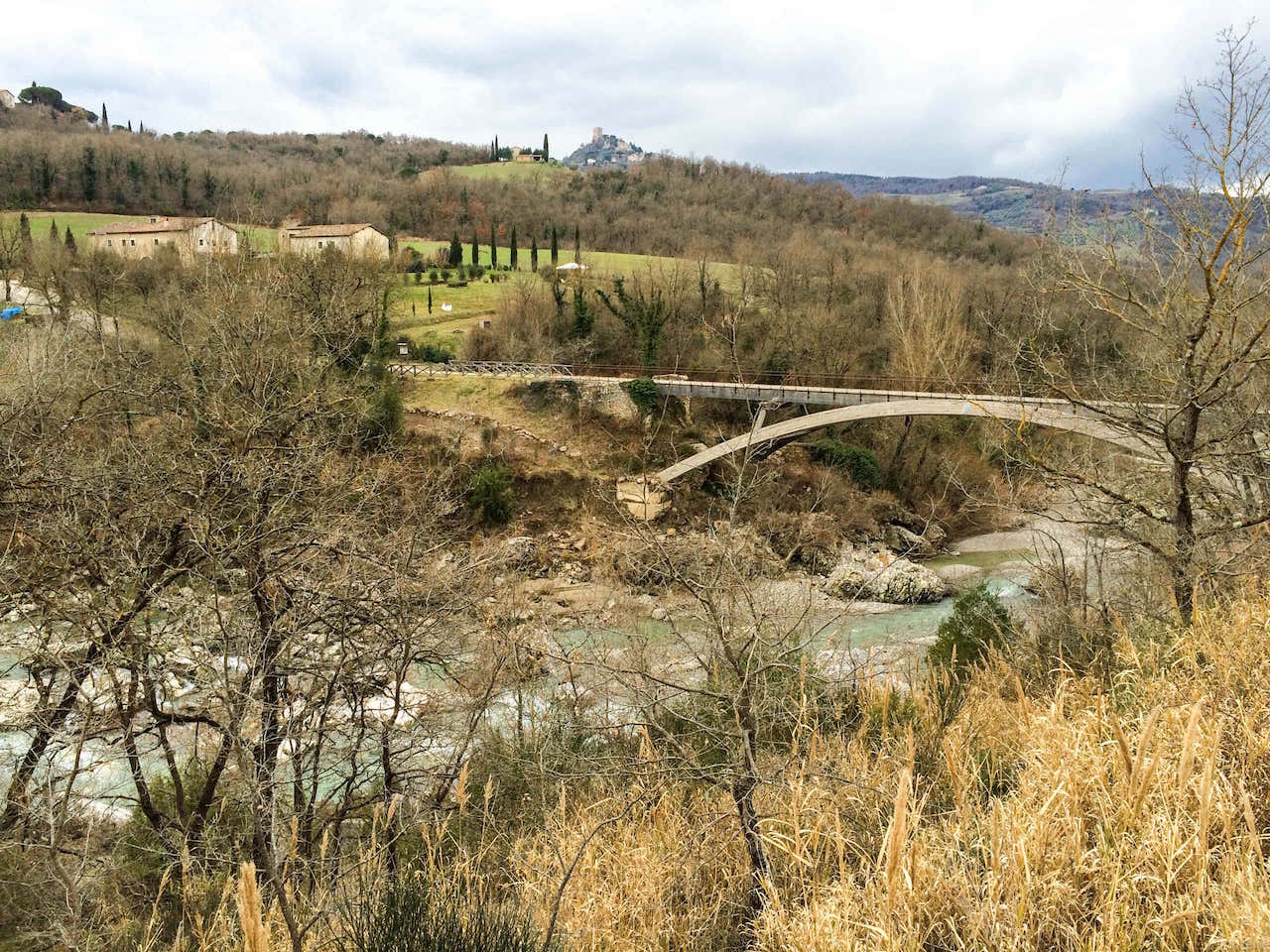 Il parco dei Mulini, dove il fiume accoglie le acque termali che sgorgano a Bagno Vignoni
