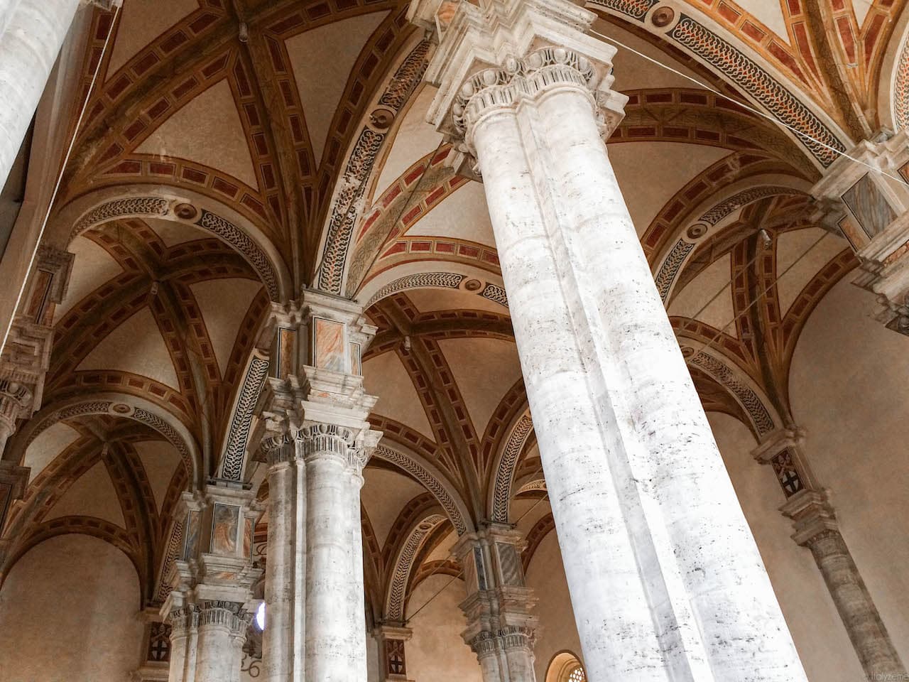 Osservando i capitelli della cattedrale si può notare come questi siano stati inusualmente rialzati durante la costruzione dell'edificio