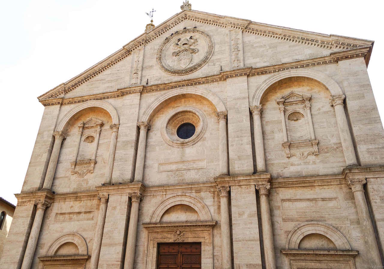 Duomo di Pienza, frontone