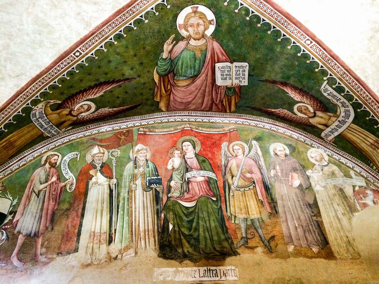 La Maestà nella Sala ove è ospitato l'Albero d'oro a Lucignano