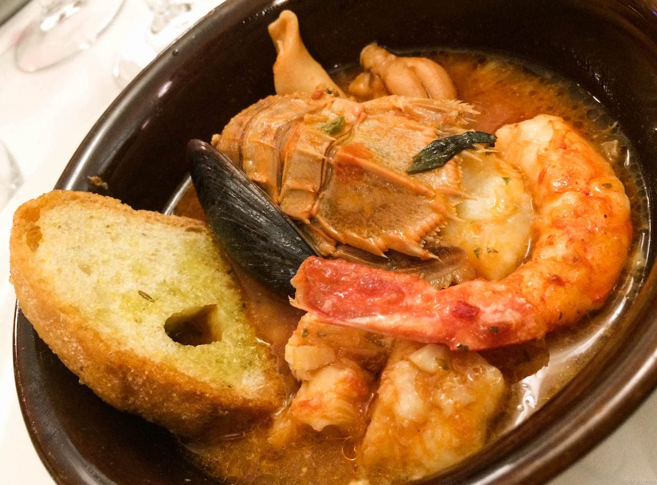 La zuppa di pesce al pomodoro può diventare un ottimo terreno di sperimentazione per la grappa!