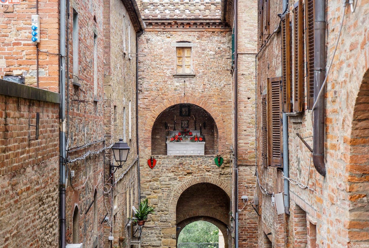 Porta a Pago, la più antica delle 4 porte del borgo, dov'era l'esattoria delle tasse per accedere alla città