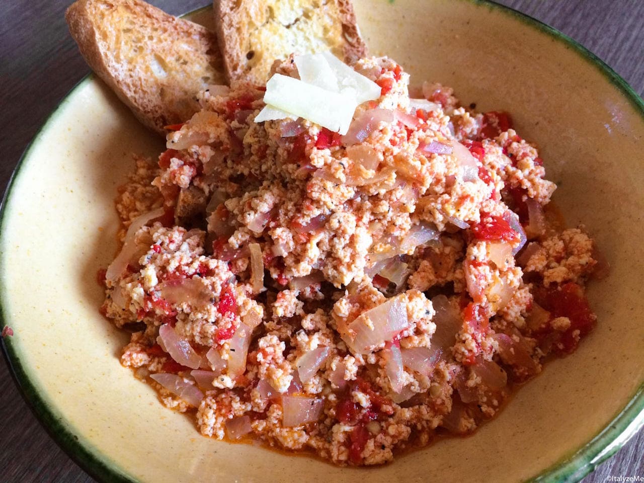 Che la chiamiate "ciancinfricola", "pomodorata" o "uova al pomodoro" ecco tutta la rusticità e la genuinità della tavola contadina racchiusa in un piatto!