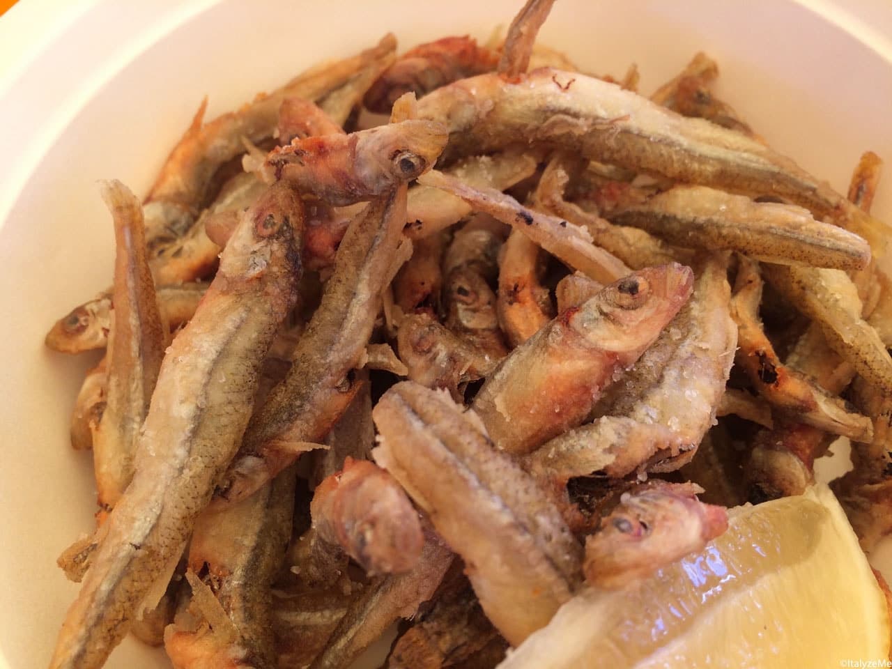 Agoni fritti, piccoli pesci di lago molto saporiti