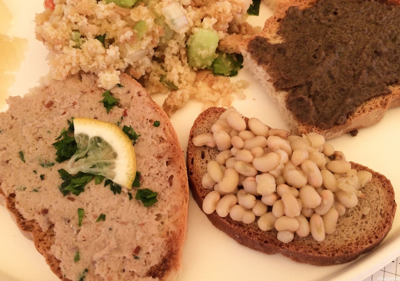 Alcune bruschette a base di prodotti tipici della zona, servite nell'antipastone assieme a salumi e formaggi