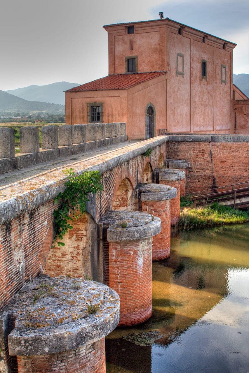 Casa rossa Ximenes, edificio e sistema di cateratte ideato da Leonardo Ximenes per permettere di controllare il flusso delle acque durante i lavori di bonifica della Maremma grossetana