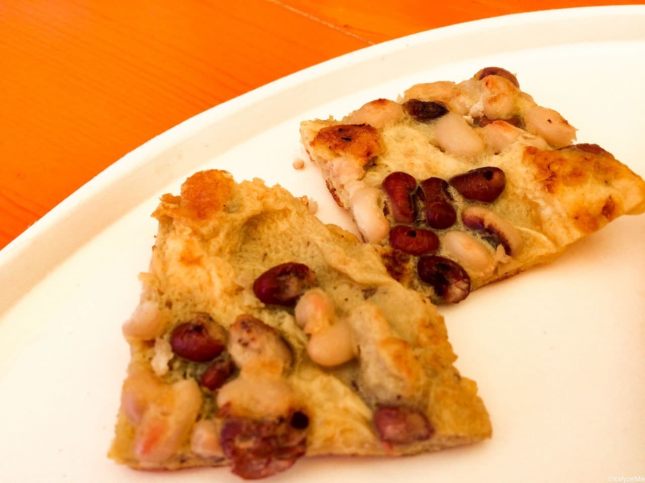 La frittata di fagiolina, servita nell'antipastone assieme ad altri prodotti tipici