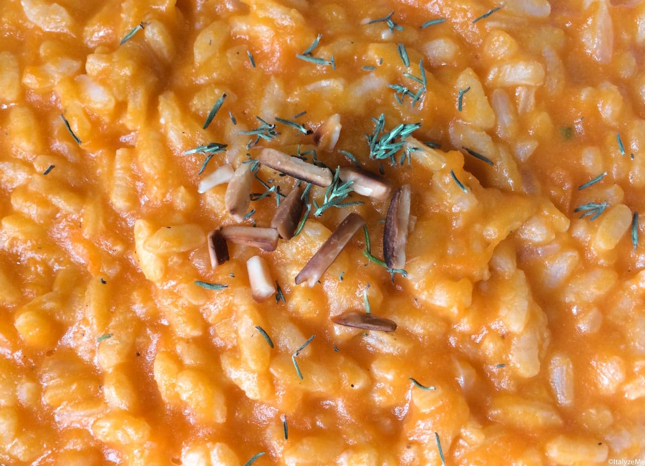 La decorazione del nostro risotto alla zucca e Pecorino toscano, con mandorle tostate e timo fresco