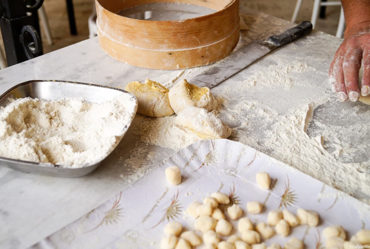 Farina, patate ed un uovo alla bisogna sono i tre semplici ingredienti con cui si preparano i topini