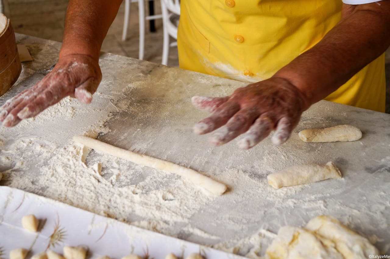 Una volta fatta la palla dovrete ricavarne tanti pici del diametro di un centimetro, dal quale taglierete i topini - ItalyzeMe CC BY-NC-ND 2.0